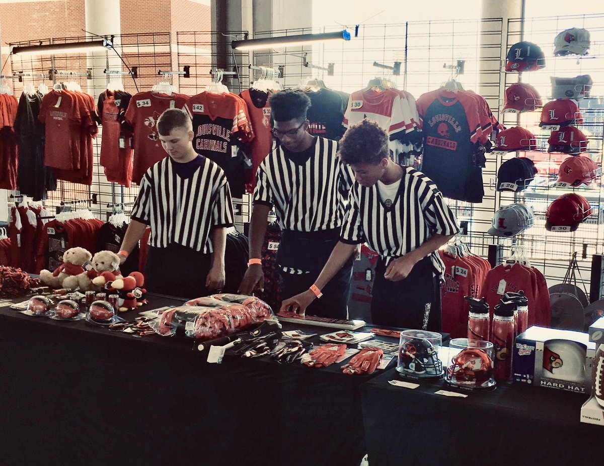 LMagic2023's tweet image. Some of our boys working hard today to help pay for their travel.  #buildingmorethanballers #makingmen