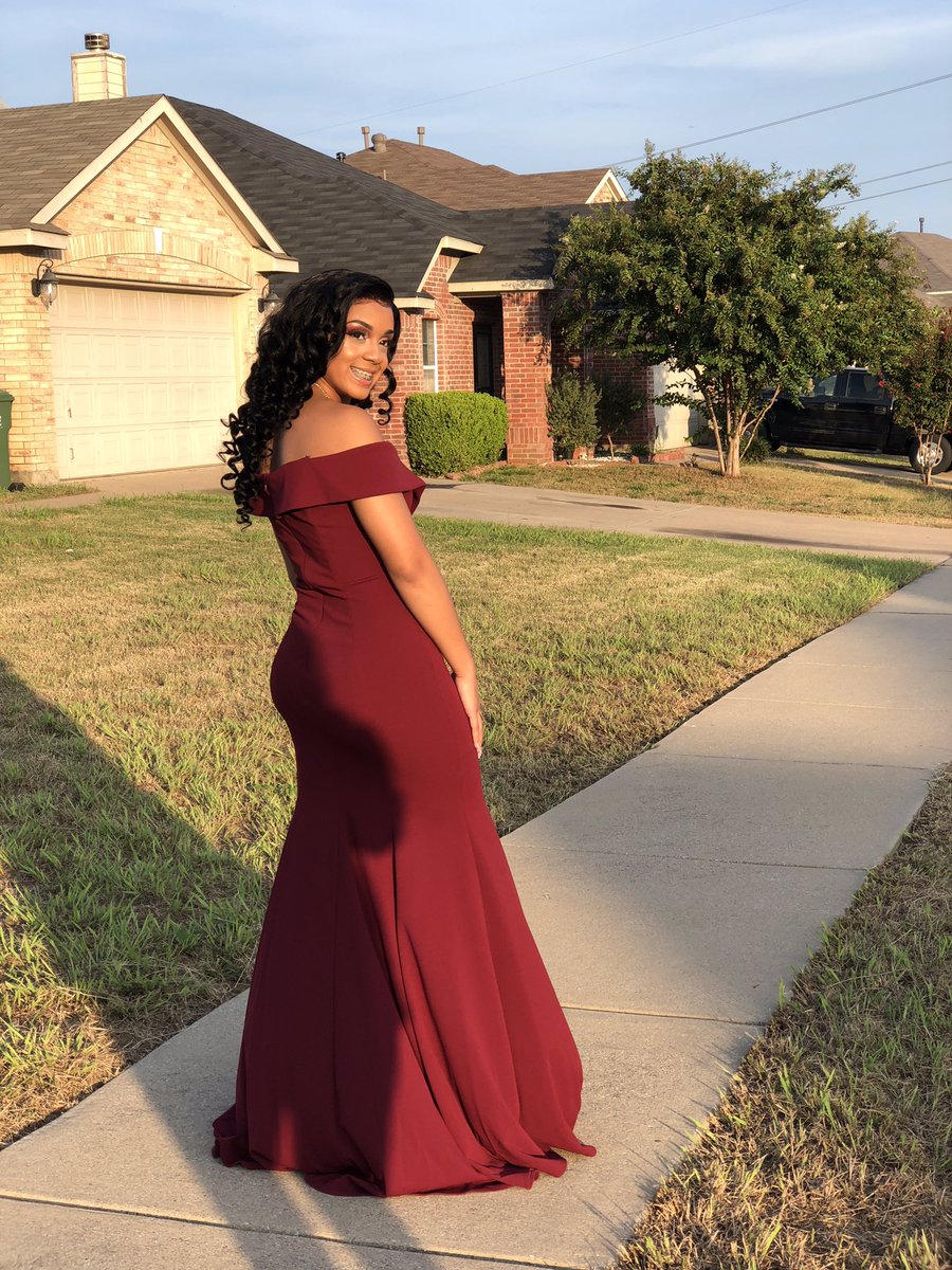 theycraveniquee's tweet photo. Hoco did me right 🤩💖 #HOCO18 #strangerviews https://t.co/5oOjqufWfb