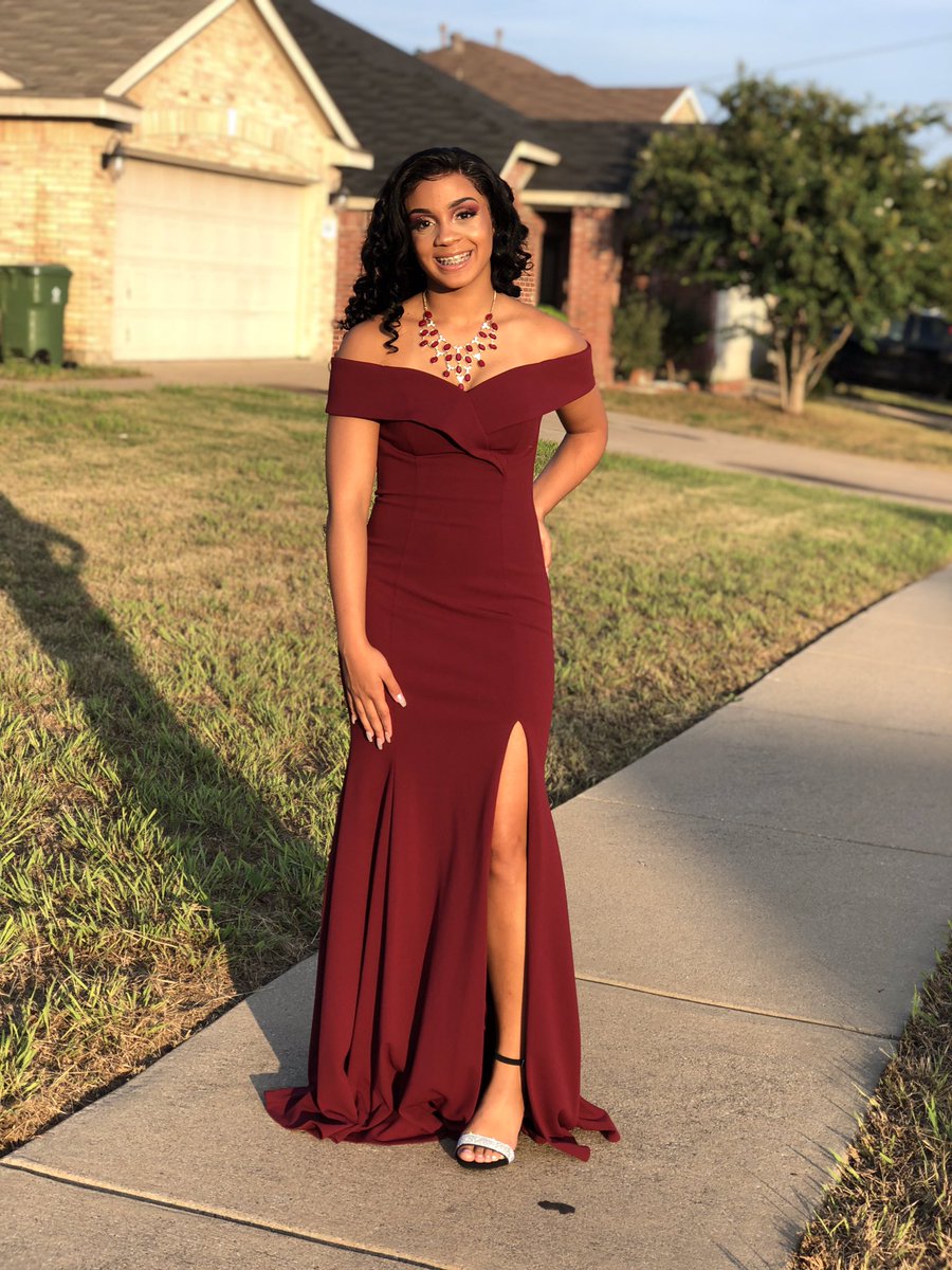 theycraveniquee's tweet photo. Hoco did me right 🤩💖 #HOCO18 #strangerviews https://t.co/5oOjqufWfb