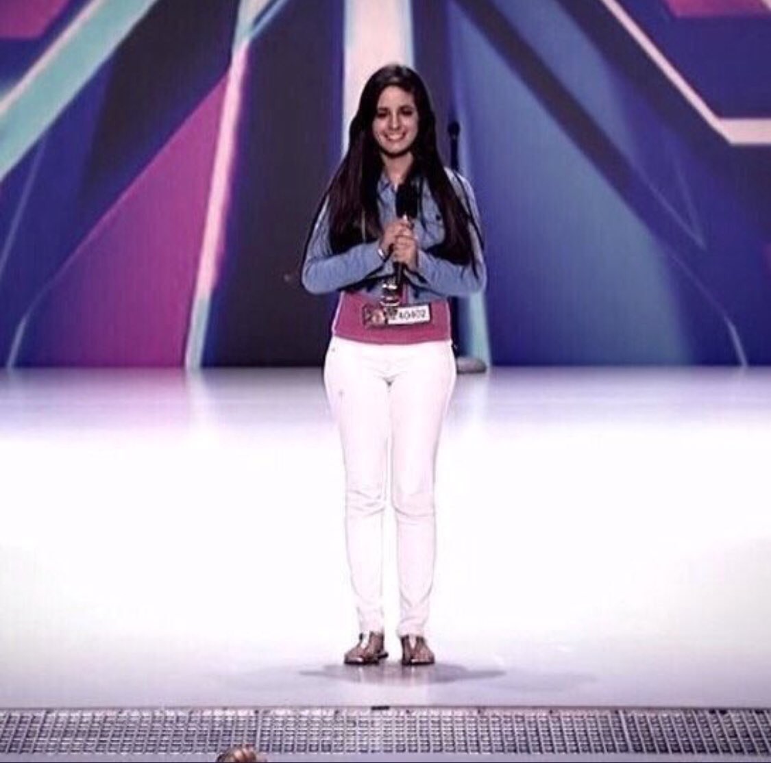 DivinityKarla's tweet image. #CamilaEnLaPiel de la niña que veía videos de 1D y hacía karaoke con sus amiga a la mujer que logró llenar el palacio de los deportes, cantar con su papá, cumplió su sueño y nos hizo felices a los camilizers mexicanos.