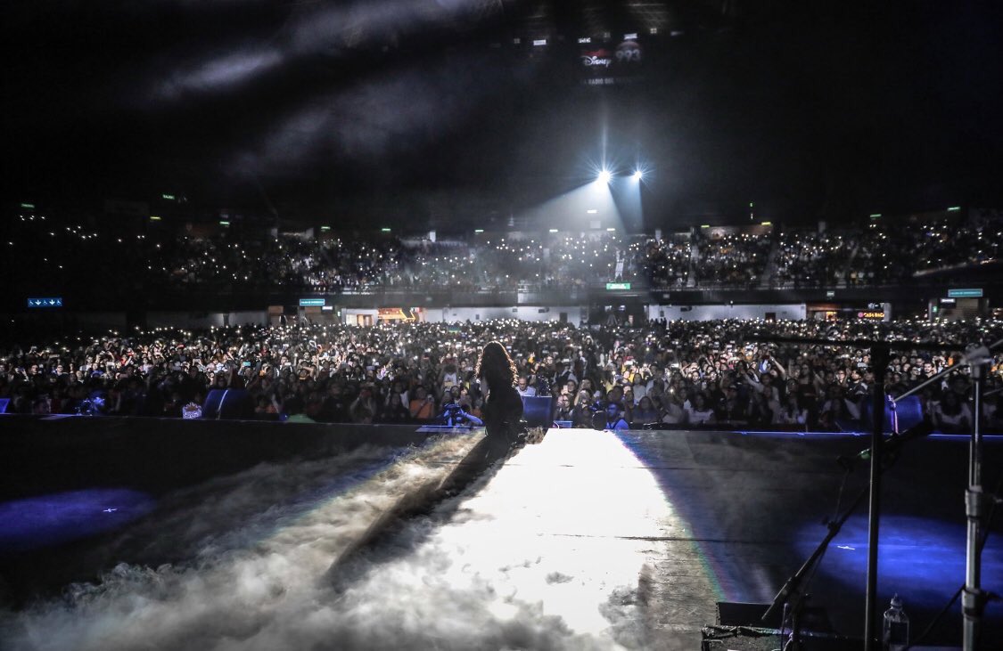 DivinityKarla's tweet image. #CamilaEnLaPiel de la niña que veía videos de 1D y hacía karaoke con sus amiga a la mujer que logró llenar el palacio de los deportes, cantar con su papá, cumplió su sueño y nos hizo felices a los camilizers mexicanos.