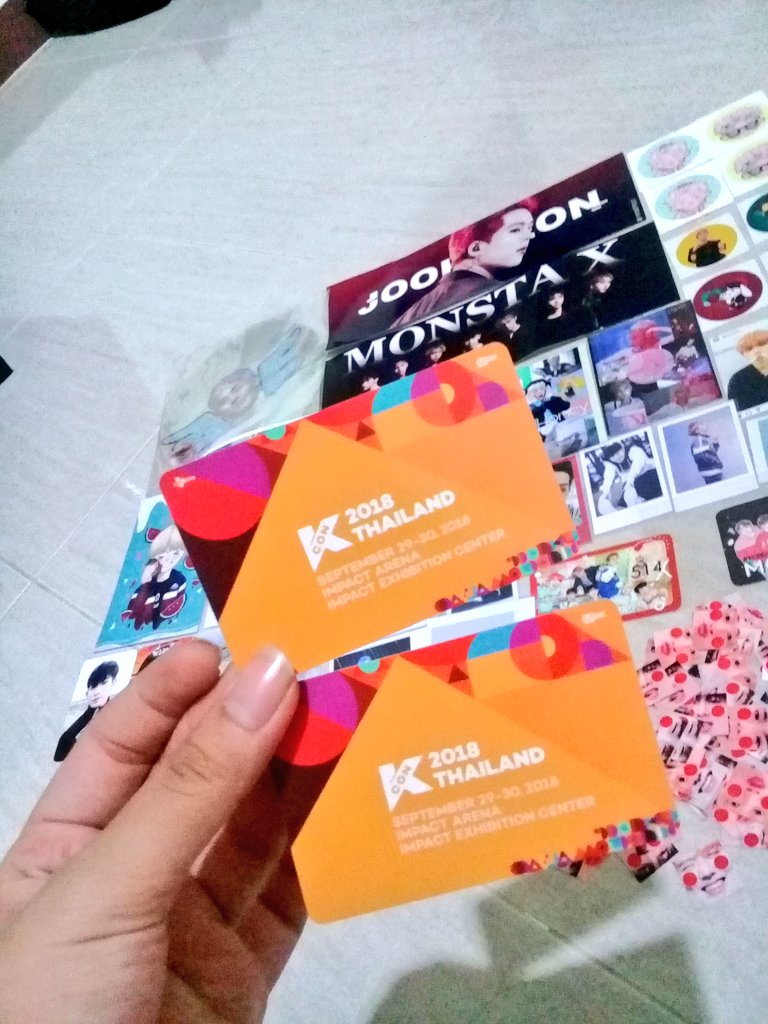 JHMGMXATZ78's tweet photo. ใครทำบัตรคอนหล่นหาย เดมมาเค้าเลยนะ มันเป็นบัตรคอมโบวันนี้เค้าไปสยาม อยู่จนถึงบ่ายใครตามหาอยู่รีบมาเลยนะคะ #KCON2018THAILAND https://t.co/8badEWXusb