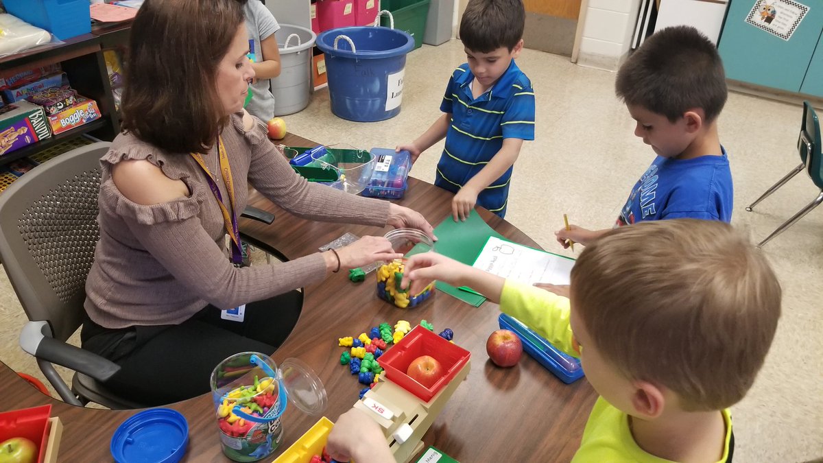 FalkTrudi's tweet photo. Apple math with Mrs. Peterson and Mrs. Falk's classes.#ccs118life #falk'sbusybees https://t.co/9ZO2mFUxji