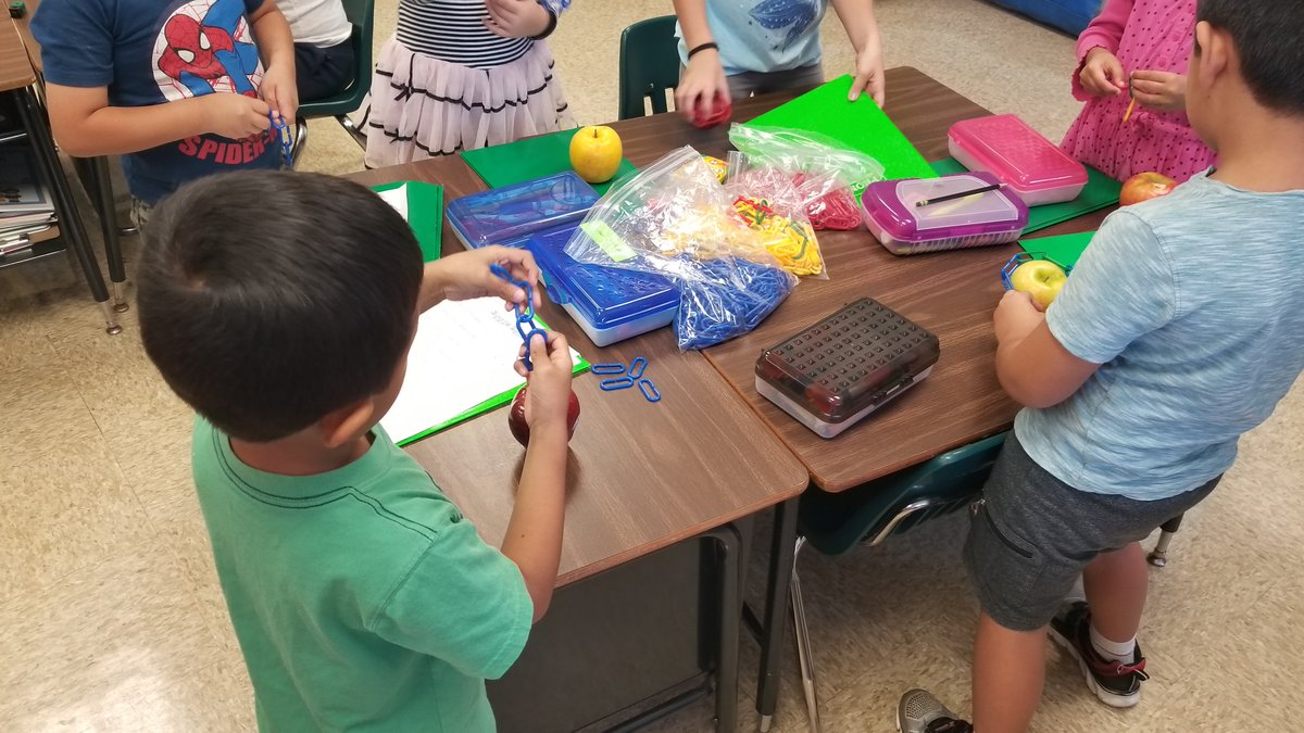 FalkTrudi's tweet photo. Apple math with Mrs. Peterson and Mrs. Falk's classes.#ccs118life #falk'sbusybees https://t.co/9ZO2mFUxji