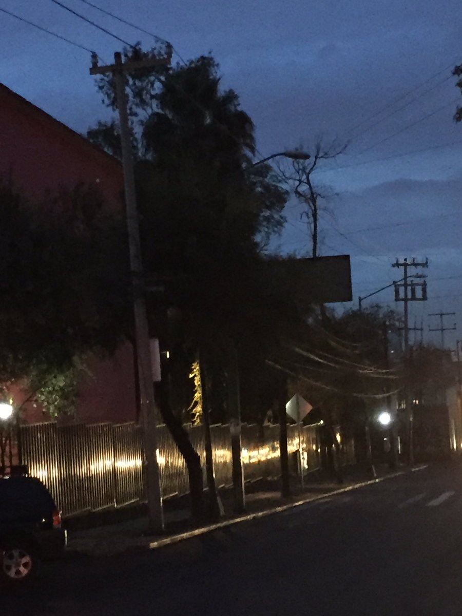 RecupPlateros's tweet photo. Av centenario de Alta tensión a circuito 4 lomas de plateros ninguna luminaria funciona. Ya no están trabajando CDMX?#LomasDePlateros #AlvaroObregon #CDMX @072CDMX @Poder_AG_AO #TercerReporte @SSP_CDMX https://t.co/k9ygoF0DQV