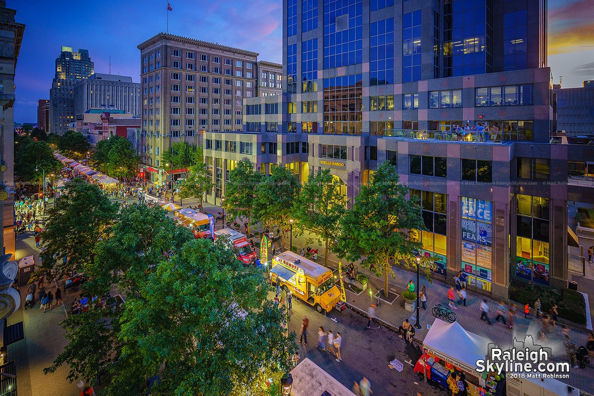 metroscenes's tweet photo. Saturday night on Fayetteville Street during the bluegrass festival in #Raleigh https://t.co/kUxjTp7H4Y