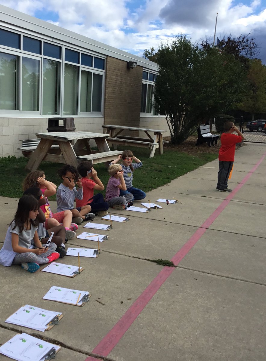 ChipGrover's tweet photo. Mrs. Grover’s first graders got outside to make first hand observations about patterns in where we see the sun in the sky at different times of day.  @NorthCreekElem #ncecsd #CSDcriticalthinking https://t.co/OLcZS8T4Gr