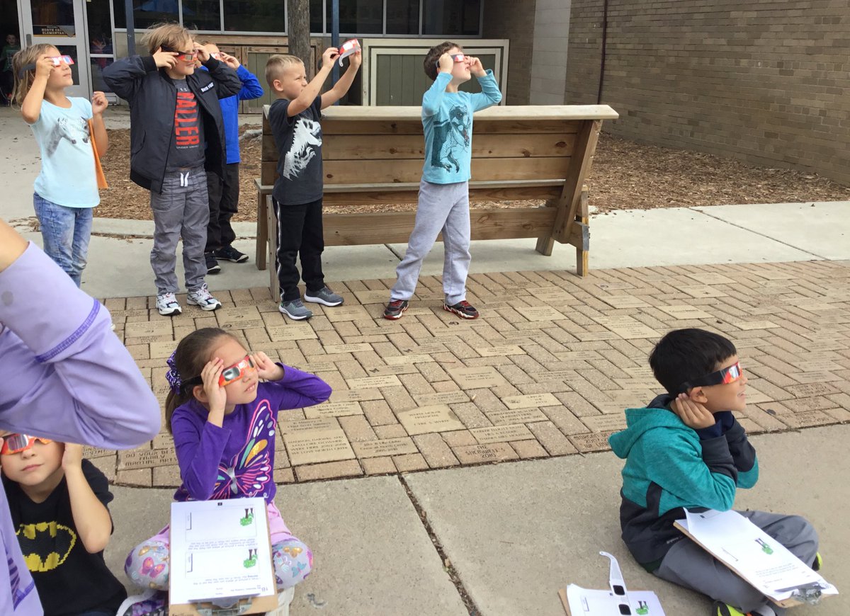 ChipGrover's tweet photo. Mrs. Grover’s first graders got outside to make first hand observations about patterns in where we see the sun in the sky at different times of day.  @NorthCreekElem #ncecsd #CSDcriticalthinking https://t.co/OLcZS8T4Gr