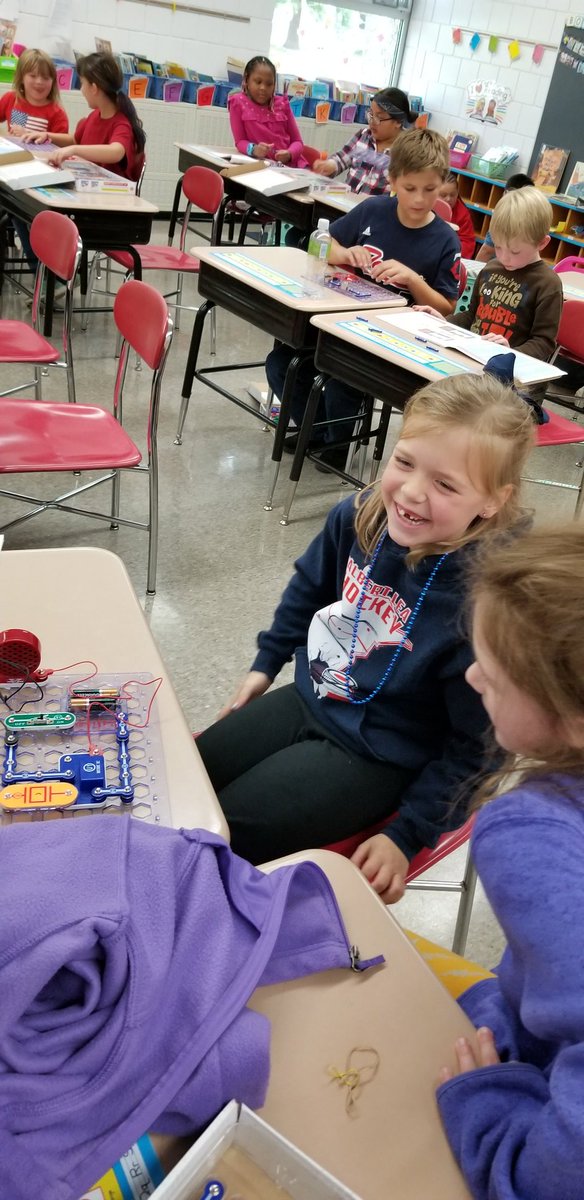 jlrassler's tweet photo. Thanks to @wescott106 and her 5th graders for making our first buddy time lots of fun! The students enjoyed be creative and getting to know their buddy! @AlbertLeaSchool @Halversontweets @TonnieAtHeart 
#5thgrade #2ndgrade #makerspace https://t.co/atFTkSwNfm