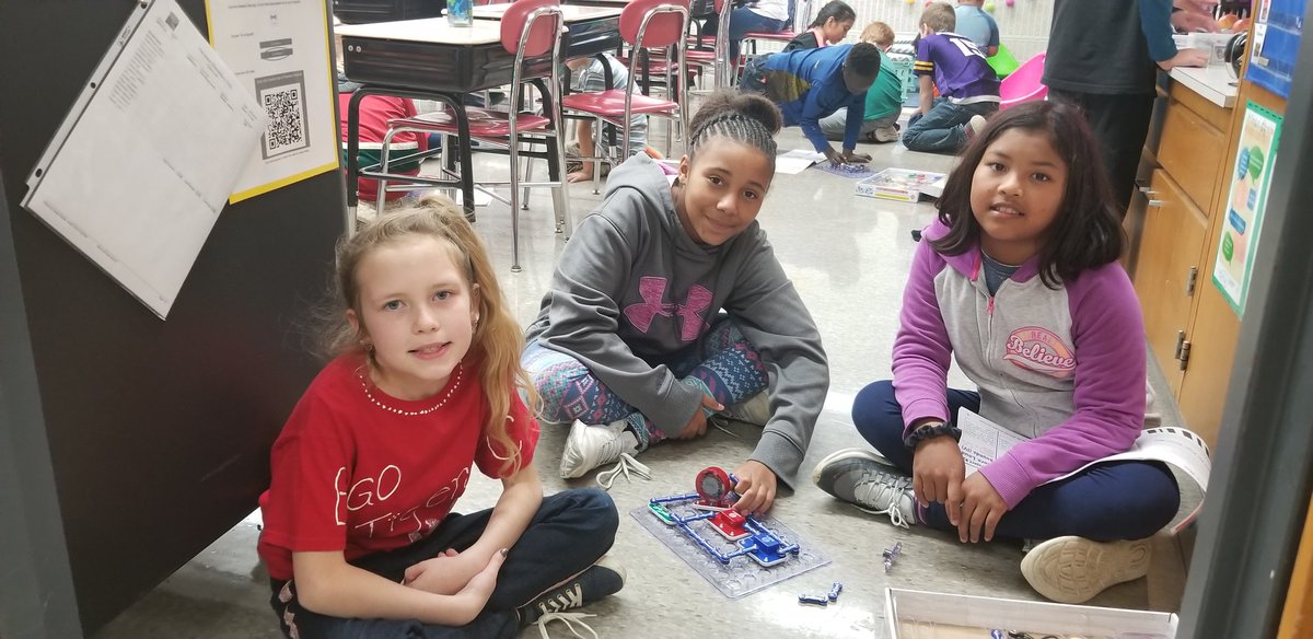 jlrassler's tweet photo. Thanks to @wescott106 and her 5th graders for making our first buddy time lots of fun! The students enjoyed be creative and getting to know their buddy! @AlbertLeaSchool @Halversontweets @TonnieAtHeart 
#5thgrade #2ndgrade #makerspace https://t.co/atFTkSwNfm