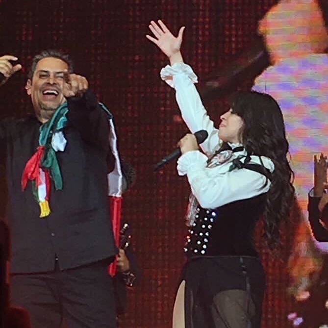 DivinityKarla's tweet image. La cara de orgullo de Camila al ver a sus papá rompiendo traseros sobre el escenario. Mis mexicanos favoritos Gracias por darnos las tres mejores noches de nuestras vidas #CamilaEnLaPiel @Camila_Cabello @CCamilizersMX