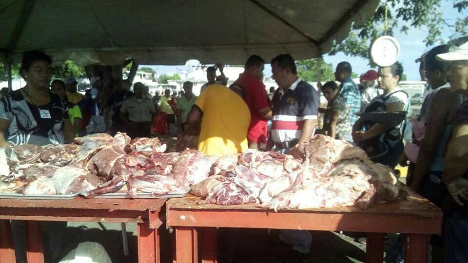 UtopiaCaminante's tweet photo. No juega!! Alcaldesa Bolivariana del municipio Piar edo. Bolívar @tatachavista protegiendo el poder adquisitivo del pueblo, se lanza un cielo abierto de productos cárnicos a precios regulados, na guara! Necesitamos un poco e Tatasss! Venceremos ! #VenezuelaDiplomaciaDePaz https://t.co/MCTQKzwmEn