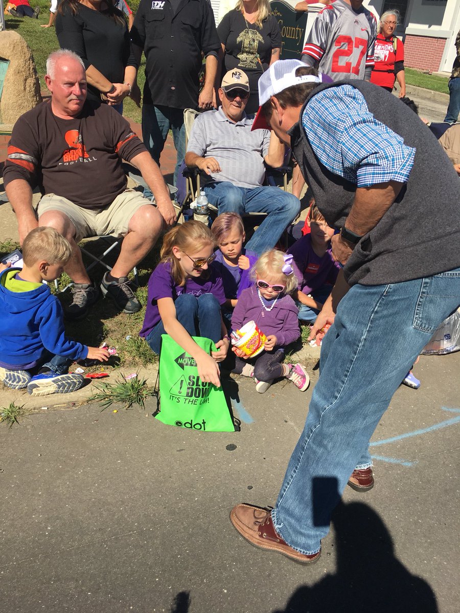 leslieshedd's tweet photo. A great day in Ashtabula County with @JimRenacci #TeamRenacci and @GenMeowMeow at the #GrapeJamboree! https://t.co/FVmIhWFoV4