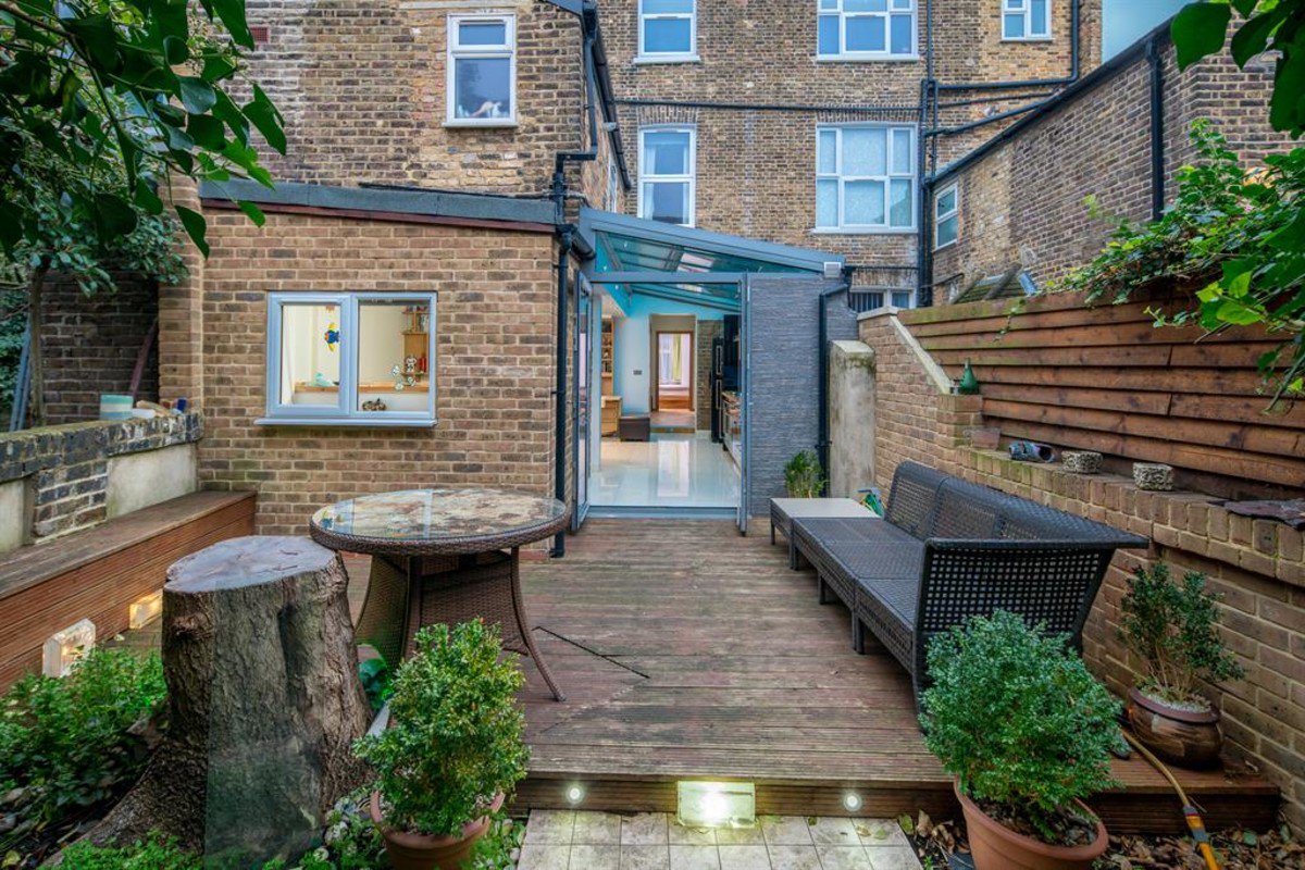HuntersTottenh1's tweet photo. Here is just a selection of properties we have under offer from the Tottenham office here. If you are looking to sell your property in N15 or N17, talk to the successful team here at Hunters. https://t.co/kbIw098JKi