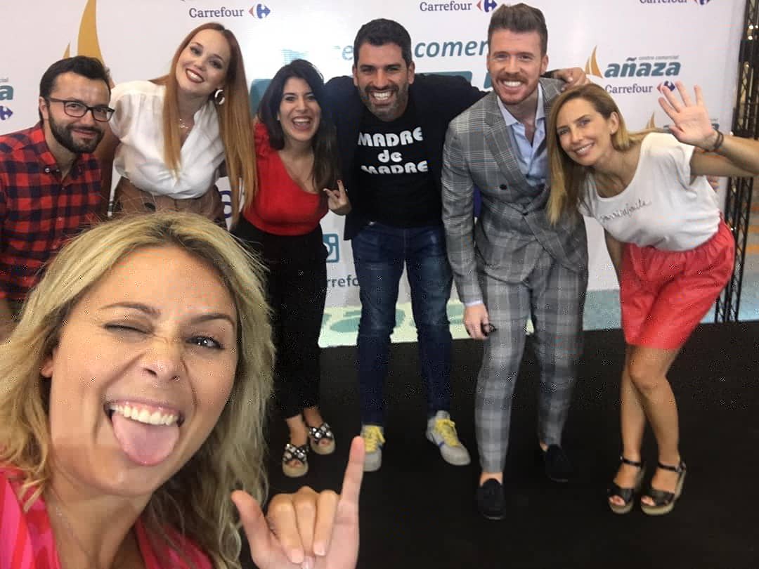 ¡¡Tejiendo redes!! Compartiendo experiencias sobre plataformas digitales y marketing, con <a href="/stefiblue84/">Stefi Martin</a> @neryhdezt <a href="/pilarrumeu/">Pilar Rumeu</a> <a href="/christinaconde_/">Christina Conde | Poesía</a> <a href="/eugeniobaez/">Eugenio Báez</a> y <a href="/jmmencia/">José Mencía</a>. Enriquecedora jornada en el <a href="/ANAZACARREFOUR/">CCAñazaCarrefour</a> #santacruz #tenerife #islascanarias @visit_tenerife <a href="/holyber/">𝕆𝕝𝕚𝕧𝕖𝕣 ツ</a> 😎