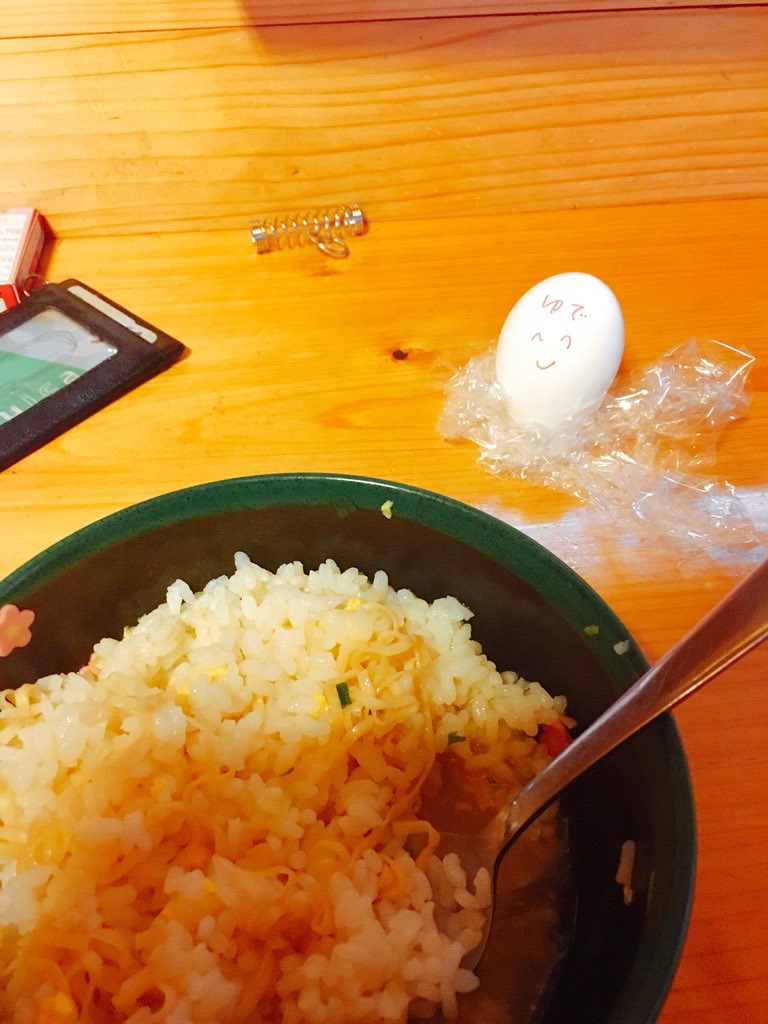 ITO_524's tweet photo. ラーメンライス食ってるとこゆで卵に見せつけてたら目を離した隙に全部食われてた… https://t.co/SfGbGZUFVr