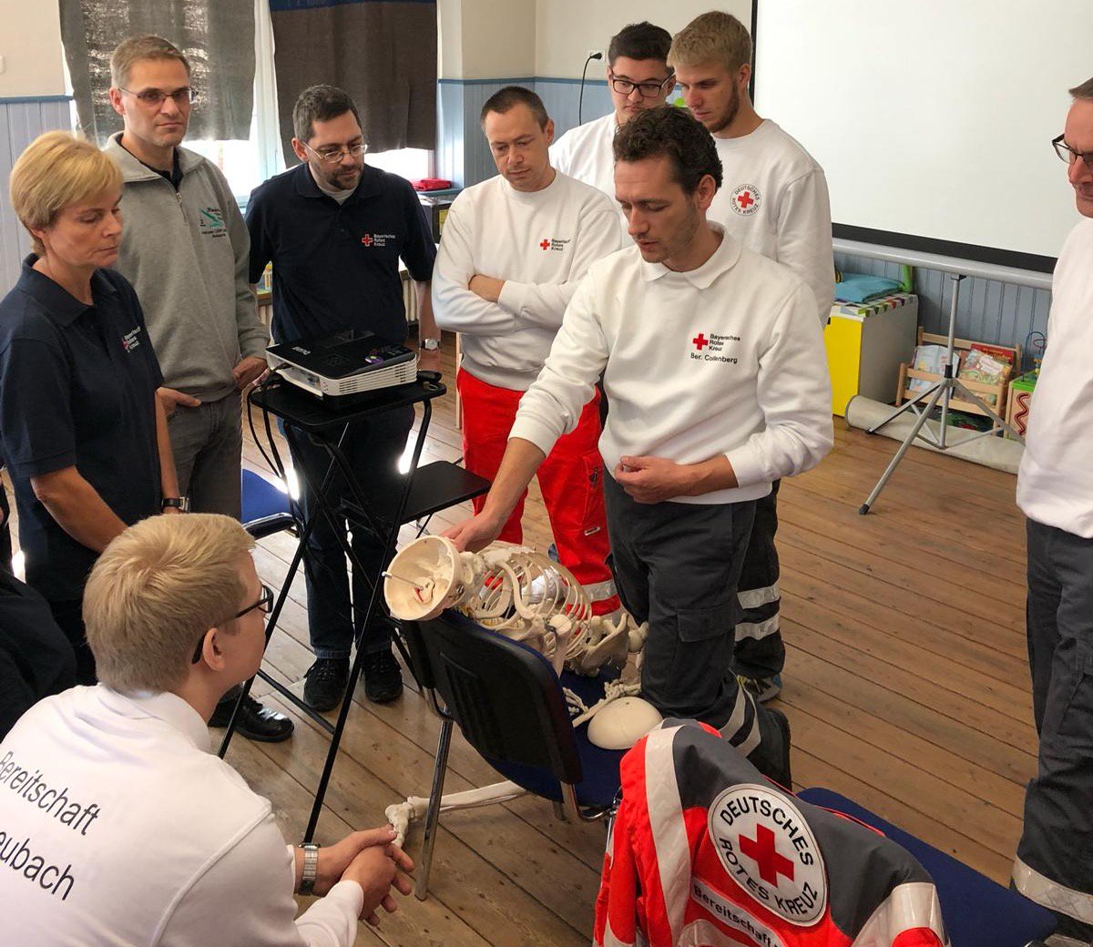 PTUweEisner's tweet photo. Gestern wieder mal Wissen weitergegeben.  #Rettungssanitäter und #Physiotherapie ergänzen sich hervorragend bei Fortbildungen für Sanitäterinnen und Sanitäter. Diesmal bei Schädel, #HWS, Lunge und Becken. #Ehrenamt #BRK #WirFürEuch #Collenberg #HvO #FirstResponder #RotesKreuz https://t.co/HSyoOOoctN