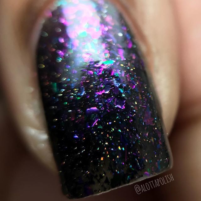 Deep Space [macro] | @starrilynails
.
.
#alltheindies #starrily #starrilynails #space #flakies #notd #nailsofinstagram #supportindiepolish bit.ly/2QjGUn1