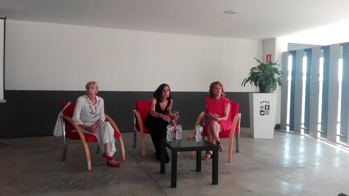 Cerca_Metodo's tweet photo. Comenzamos el domingo con una mesa de debate #aportandovalor 
#villanuevadelaserena 
#empresariasbadajoz https://t.co/bo195pwWXc