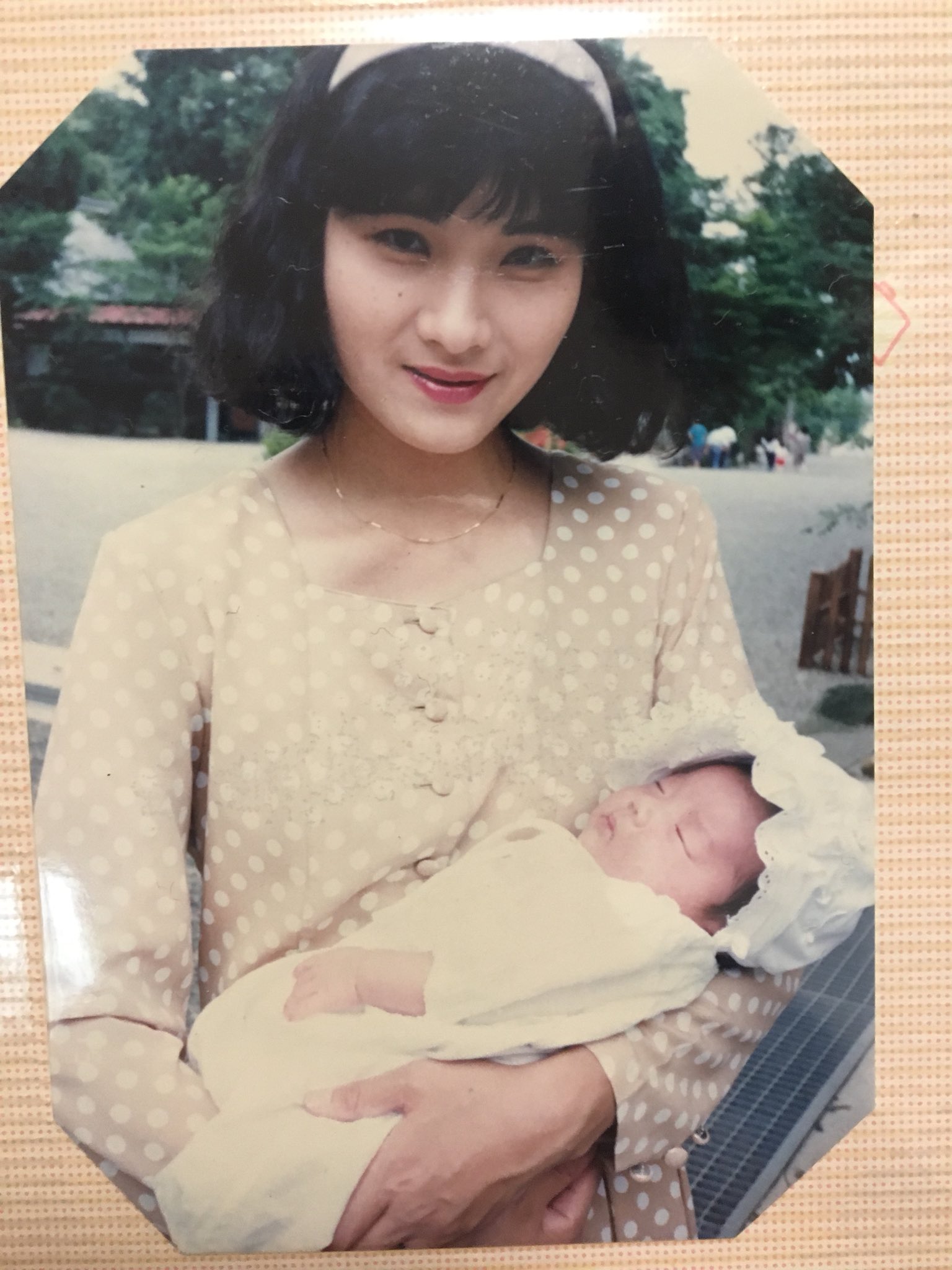 Twitter 上的 ちゃんまり ナカモトフウフ 赤ちゃんの頃 のアルバム見てたら 私のお宮参りでなんだか見覚えあるワンピースが 母の物持ちの良さが恐ろしいです あと母が美人すぎて 30歳だよこれ なんなの 可愛いかよ T Co Ujaywxk0cb Twitter