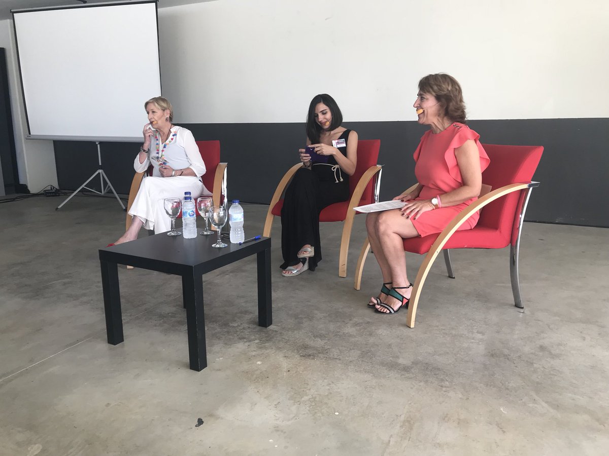 glorisinmas's tweet photo. Disfrutando de una mesa redonda con Elisa Barrientos y @patriciabrmr en la #FeriadeEmprendedoras con #EmpresariasBadajoz en #VillanuevadelaSerena https://t.co/cpdvt1lalD