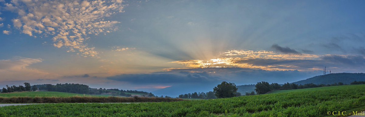 MeteoMoia's tweet photo. #Panorama amb #raigs #crepusculars al començar el dia en vistes al #Montseny #Collsuspina #Moianès @meteocat #324eltemps @bcnmoltmes @AlfredRPico @ARAmeteo @meteorac1 @meteo8aldia @alcantara_alb @rbartolisala @gemmapuigf @SoniaPapell @eloicordomi @Cat_Meteo https://t.co/Qi3XRufJ0G