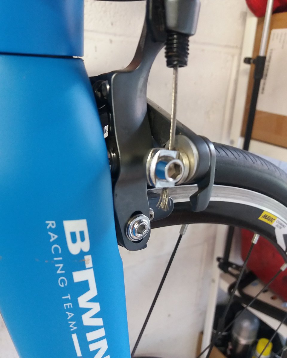 BuildCycleWorks's tweet image. Somebody building a bike in a shop has seen this and just left it. Leaving exposed sharp edges and cables too short for any adjustment is just one shortcut taken by busy "workshops". 

#Buildcycleworks