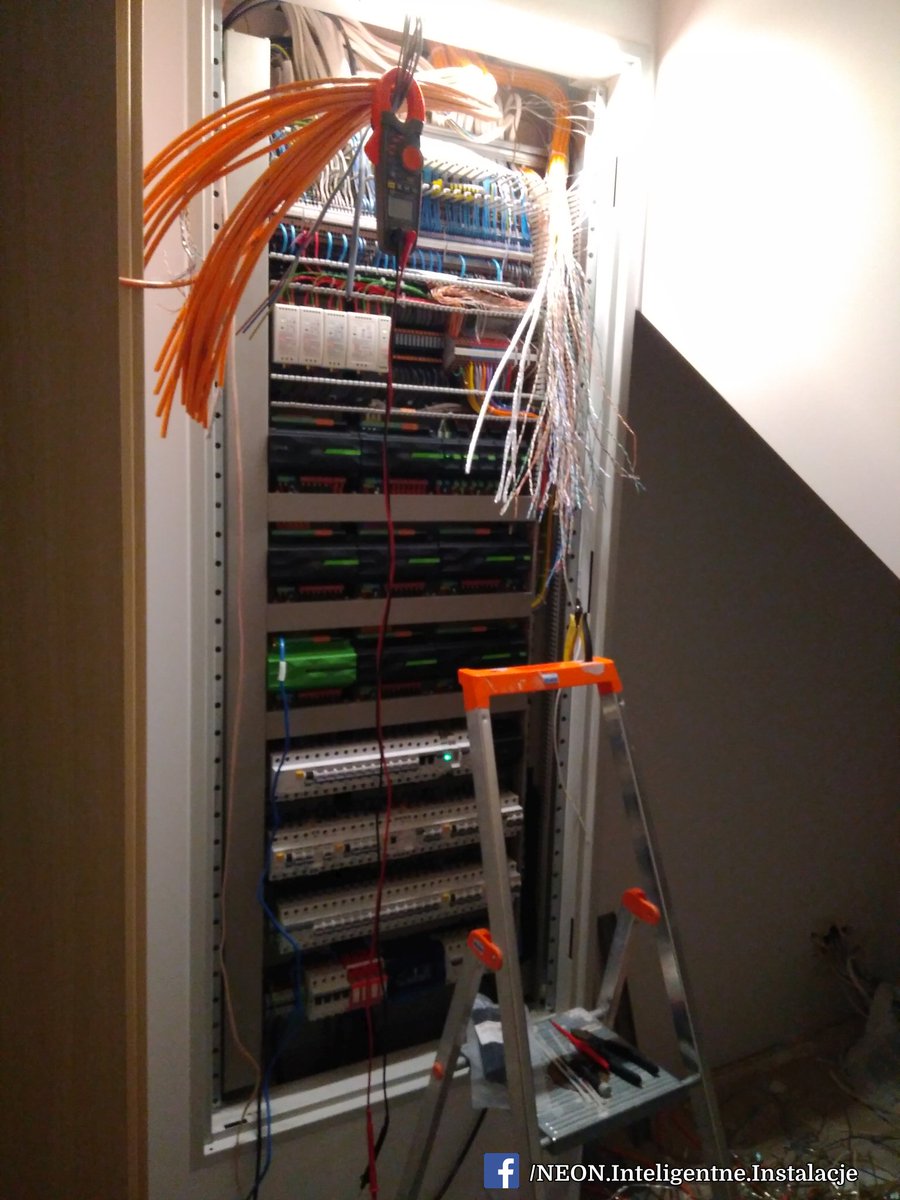 NEON_Rumia's tweet image. Another week on the construction site... 💪😀
#RealSmartHome by @Loxone 

#Loxone #SmartHome #Rumia #homeautomation #AutopilotLiving #AssistedLiving #smartheating #inteligentnydom #heating #lighting