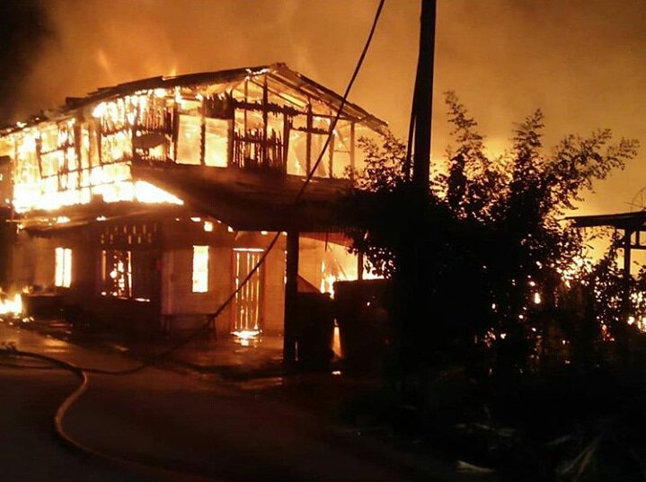 AdwinWidanta's tweet photo. Assalamualaikum warga twitter. Semalam rumah kawan aku hangus terbakar dijilat api. Aku nak mintak sedikit sumbangan dari korang semua untuk membantu family kawan aku ni. Dengan cara ni je aku bole tolong dia 😔.  Kalau tak mampu sumbangan RT pon dah memadai. THANKS ❤. https://t.co/UmJwwl01pY