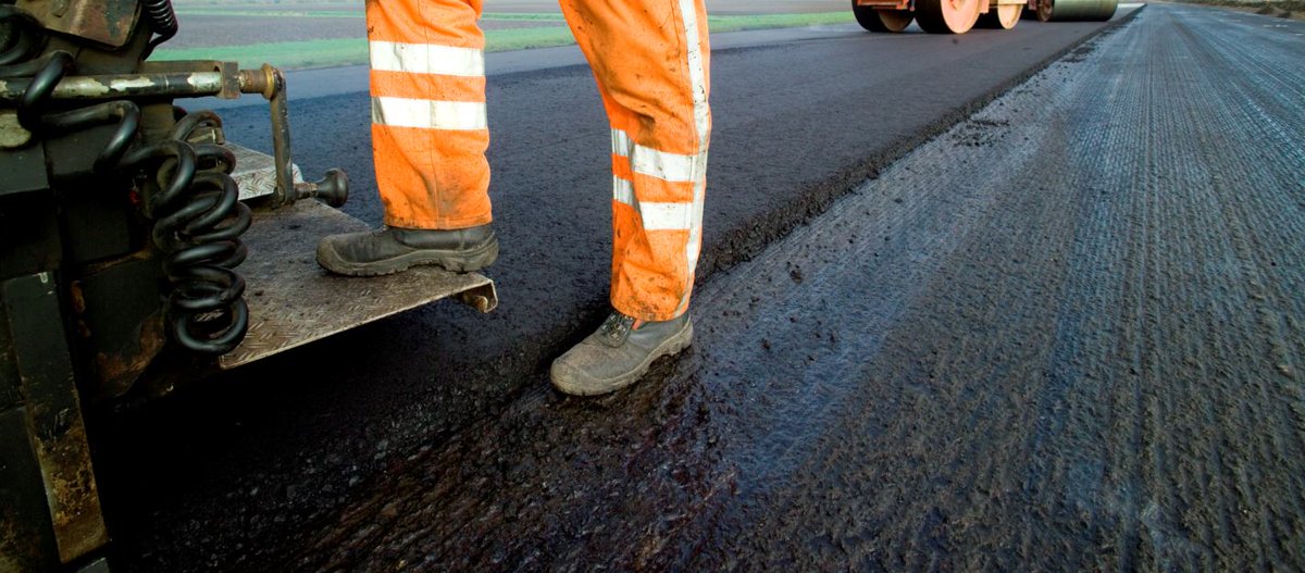 Rijkswaterstaat's tweet photo. We voeren op 4 en 5 oktober onderhoud uit aan het asfalt van de #A50. Hierdoor is de weg tussen knooppunt #Paalgraven en knooppunt #Bankhoef in de richting van #Nijmegen afgesloten. https://t.co/aPrKwJMz9c https://t.co/UCIPJhIEI1