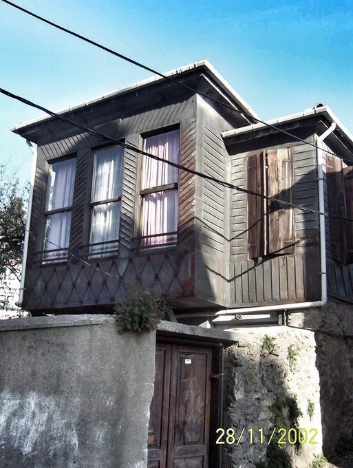 İstanbul, Anadoluhisarı. 1931 yılında bu 19.yy sonunda inşa edilmiş ahşap evde kaplamalar bozulmuştur, soğuğu geçiriyordur. Ahşap sistemin dağılmaması için sac kaplama yapılır,maddi kısıtlılıktan dolayı bu yöntem uygulanır ancak uygulama estetiktir.Ustası da eserine imzasını atar