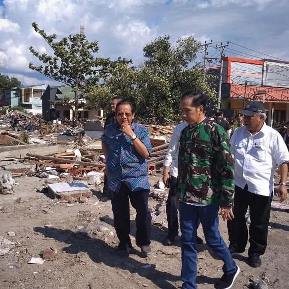 Puing-puing bangunan Perumnas Balaroa di Palu seusai gempa bumi yang mengguncang Sulawesi Tengah. Jalan-jalan terputus, bandara tak sepenuhnya bisa didarati, listrik baru hidup sebagian, dan pasokan BBM terhambat.

Saya berharap masyarakat sabar. Ini sedang kita tangani bersama.