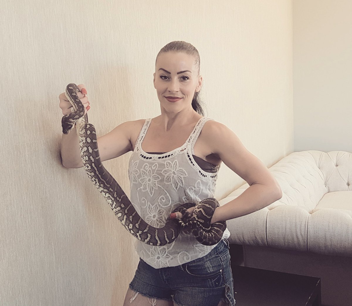 AmandaFoxActor's tweet image. One of my besties...#pythonlover #babypythonnomore #bredlipython Most commonly asked question "Why not a dog?"