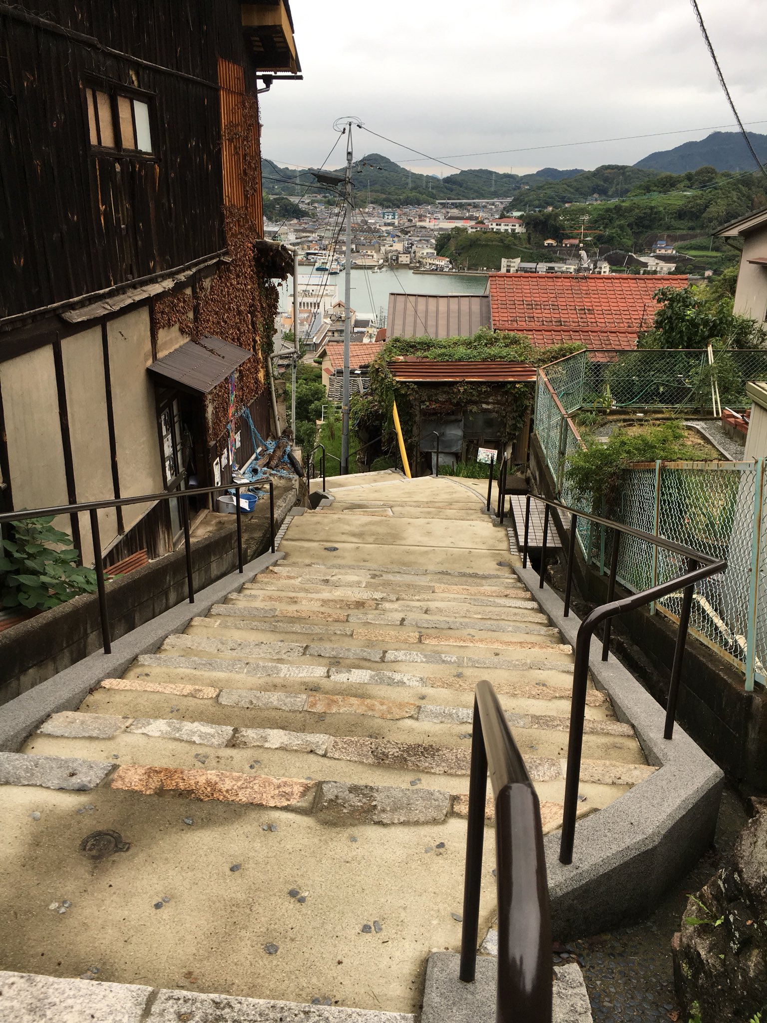 Kura Iphoneのヘルスケアアプリで 五合目から富士山登った時は50階ぶん階段 を上がったと計測されて 高尾山のときは60階ぶん 昨日 尾道を半日歩いたら72階ぶん さすが坂と階段の街