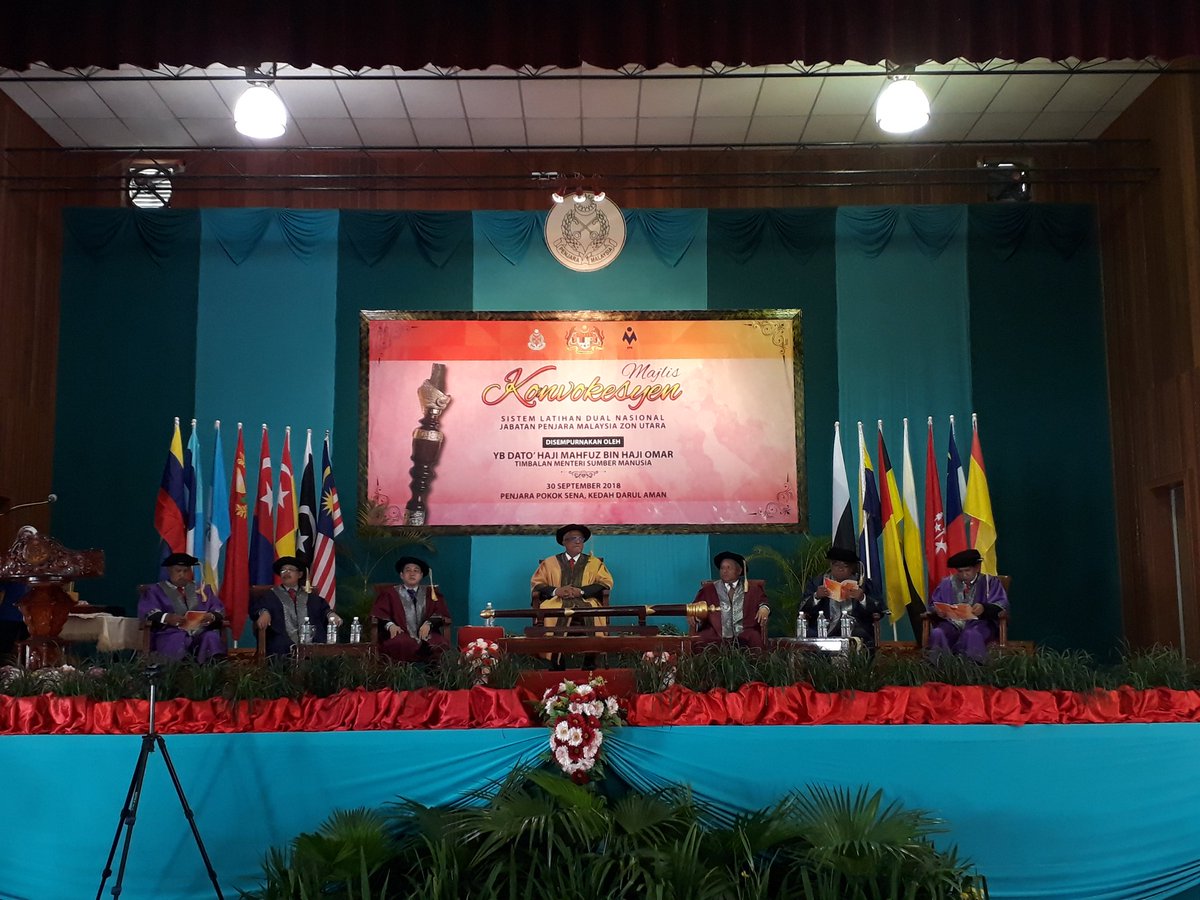 penjaramalaysia's tweet photo. Sdang Blangsung Majlis Konvokesyen Sistem Latihan Dual Nasional (SLDN) dspurnakan Oleh YB Dato' Hj Mahfuz b Hj. Omar, Timb. Menteri Sumber Manusia di Penjara Pokok Sena @AzisJamman @alwi_ibrahim59 @KDNPUTRAJAYA @FriendsOfKDN @KPPenjara @hjzulkifliomar @alnassif https://t.co/0kY2Zn0PrC