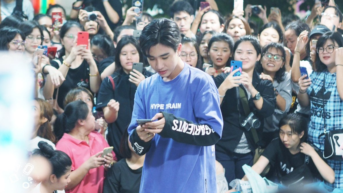 LikeADiamondPP's tweet photo. 180929 @perthppe at MBK Center Avenue Zone A-B #รอยยิ้มของชูครีม #PerthTanapon #Perthppe #lovebychanceseries #14thAnniversaryDaradaily 
#LikeADiamondPerthPic https://t.co/wPZ0nzv0ib