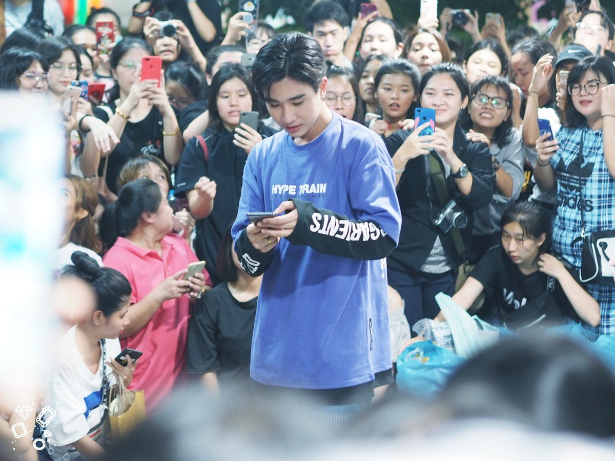 LikeADiamondPP's tweet photo. 180929 @perthppe at MBK Center Avenue Zone A-B #รอยยิ้มของชูครีม #PerthTanapon #Perthppe #lovebychanceseries #14thAnniversaryDaradaily 
#LikeADiamondPerthPic https://t.co/wPZ0nzv0ib