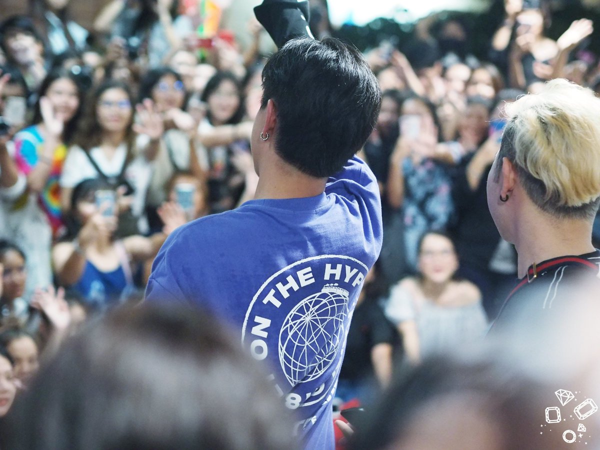 LikeADiamondPP's tweet photo. 180929 @perthppe at MBK Center Avenue Zone A-B #รอยยิ้มของชูครีม #PerthTanapon #Perthppe #lovebychanceseries #14thAnniversaryDaradaily 
#LikeADiamondPerthPic https://t.co/s75ZMFeDu9