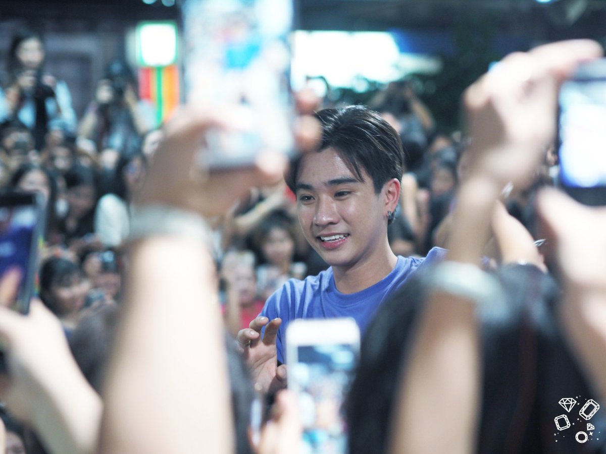 LikeADiamondPP's tweet photo. 180929 @perthppe at MBK Center Avenue Zone A-B #รอยยิ้มของชูครีม #PerthTanapon #Perthppe #lovebychanceseries #14thAnniversaryDaradaily 
#LikeADiamondPerthPic https://t.co/s75ZMFeDu9