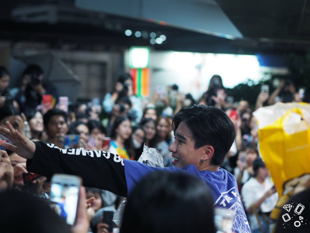 LikeADiamondPP's tweet photo. 180929 @perthppe at MBK Center Avenue Zone A-B #รอยยิ้มของชูครีม #PerthTanapon #Perthppe #lovebychanceseries #14thAnniversaryDaradaily 
#LikeADiamondPerthPic https://t.co/s75ZMFeDu9
