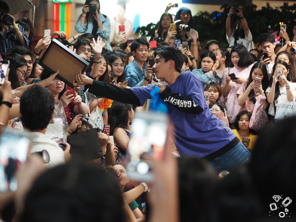 LikeADiamondPP's tweet photo. 180929 รับของแบบคูลๆ @perthppe at MBK Center Avenue Zone A-B #รอยยิ้มของชูครีม #PerthTanapon #Perthppe #lovebychanceseries #14thAnniversaryDaradaily 
#LikeADiamondPerthPic https://t.co/h9ee31o1IY