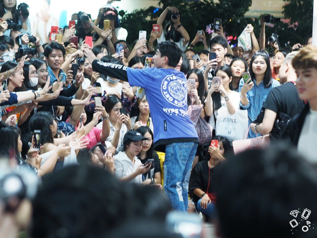 LikeADiamondPP's tweet photo. 180929 Fans @perthppe at MBK Center Avenue Zone A-B #รอยยิ้มของชูครีม #PerthTanapon #Perthppe #lovebychanceseries #14thAnniversaryDaradaily 
#LikeADiamondPerthPic https://t.co/cTGl1Kb9J1