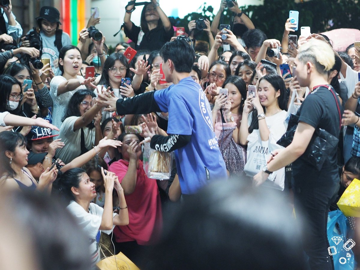 LikeADiamondPP's tweet photo. 180929 Fans @perthppe at MBK Center Avenue Zone A-B #รอยยิ้มของชูครีม #PerthTanapon #Perthppe #lovebychanceseries #14thAnniversaryDaradaily 
#LikeADiamondPerthPic https://t.co/cTGl1Kb9J1