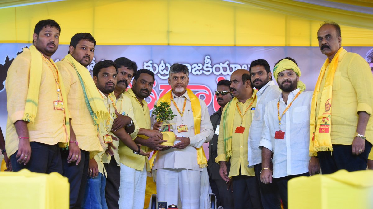 ncbn's tweet photo. న్యూయార్క్ న‌గ‌రంలో గొడుగు ప‌ట్టుకుని కాలిన‌డ‌క‌న‌ తిరిగాను. ప్ర‌జ‌ల కోసం, రాష్ట్రాభివృద్ధి కోసం అనునిత్యం క‌ష్ట‌ప‌డుతున్నాను. ఎవరెన్ని ఆటంకాలు సృష్టించినా ప్రజలు నాపై ఉంచిన నమ్మకాన్ని నిలబెట్టుకుంటాను. విశ్వ‌న‌గ‌రాన్ని నిర్మించి తీరతాను. #APDharmaporatam https://t.co/NbPE2xIEHU