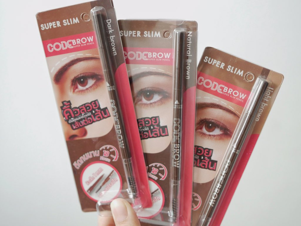 porropz_blog's tweet photo. Code Brow Super Slim Pencil ดินสอเขียนคิ้วหัวเล็ก 1มม. หัวไม่แข็ง ไม่นิ่มเกินไป คือกำลังดีเลย มีให้เลือก 3สี ส่วนตัวชอบสี Dark Brown เพราะเวลาเขียนได้สีชัดเจนดีงามสุด ราคาเบาๆ139บาทเท่านั้น #howtoperfect #ไว้รีวิวห้ามขายของโว้ย #ถูกเเละดี #ถูกและดีบอกต่อ #codecosmetics https://t.co/DM1jl8fGw4