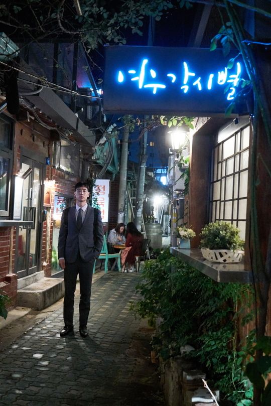 ‘여우각시별’ “이 남자, 수상하다” 이제훈, 퇴근 후 식당 비밀 잠입 현장 포착 (출처 : MBC연예 | 네이버 TV연예) http://naver.me/FRVrhekJ #여우각시별...