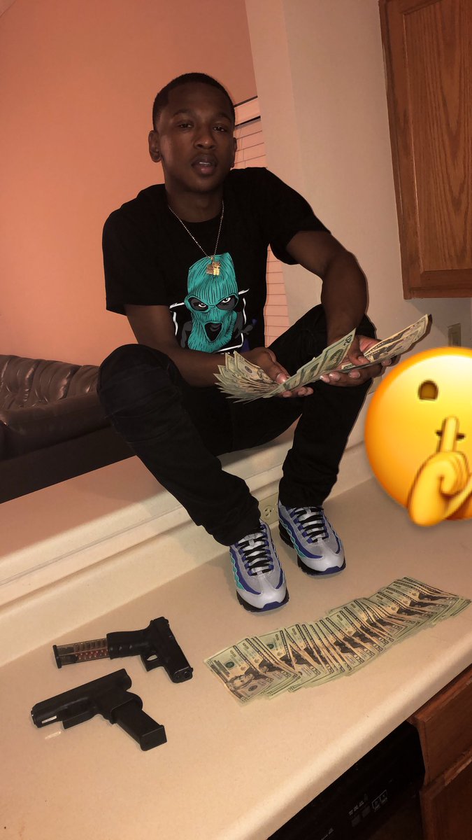 klayd103's tweet photo. Money Money Money💰💰Yea Its Doin Some Ta Me💵🤯Dont slip up on this drop💧🍝but pass the BackWood To Me🍂⛽️
#BGW2x🍇🌎
#LongLiveTwo3®️®️⛽️ https://t.co/wcJoYvboVN