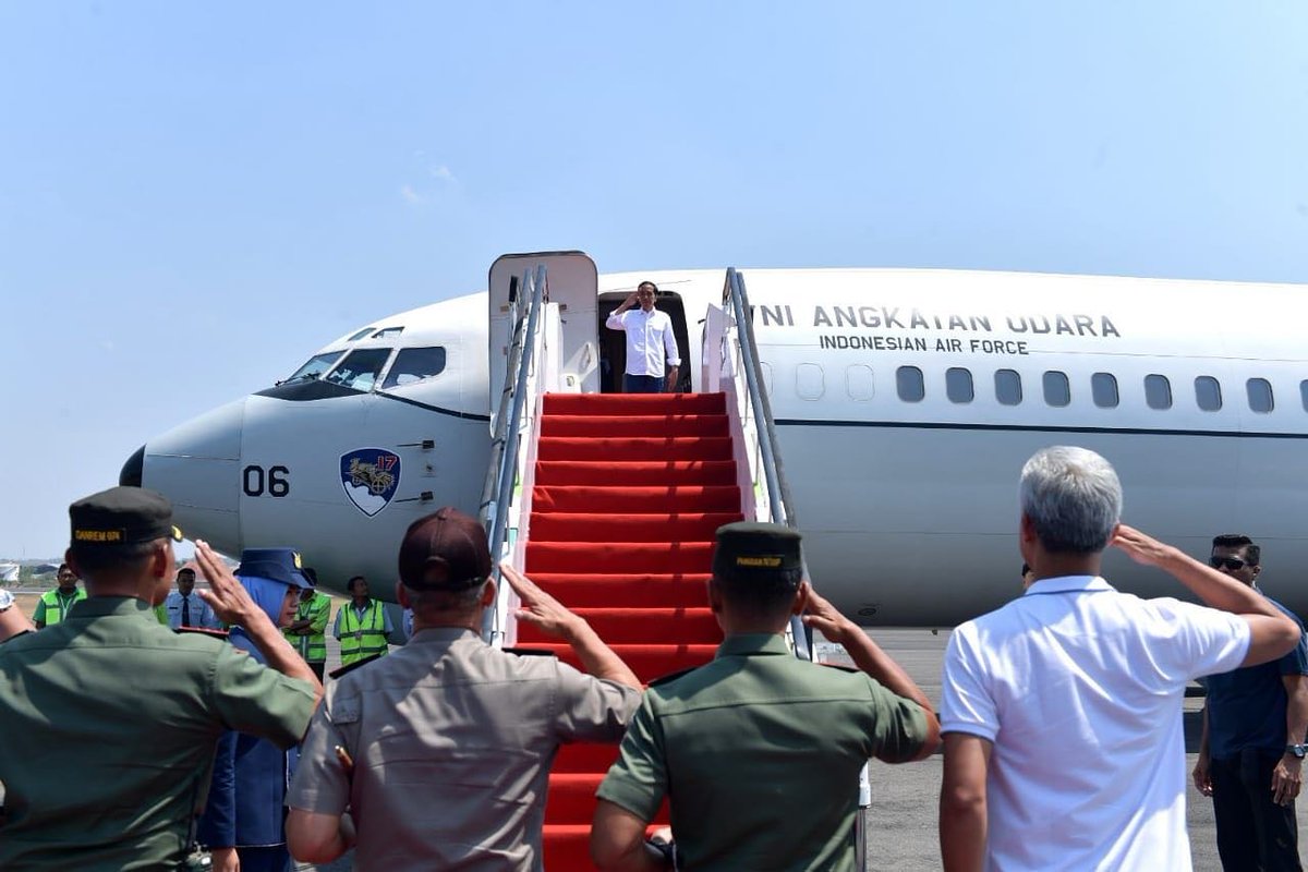 jokowi's tweet photo. Bertolak dari Pangkalan TNI AU Adi Soemarmo, Surakarta, menuju Kota Palu. Saya ingin melihat sendiri dan memastikan penanganan atas dampak bencana gempa bumi dan tsunami di Sulawesi Tengah betul-betul menjangkau saudara-saudara kita di sana.

Mohon doa dari seluruh Tanah Air. https://t.co/TKyZ1kCxwC