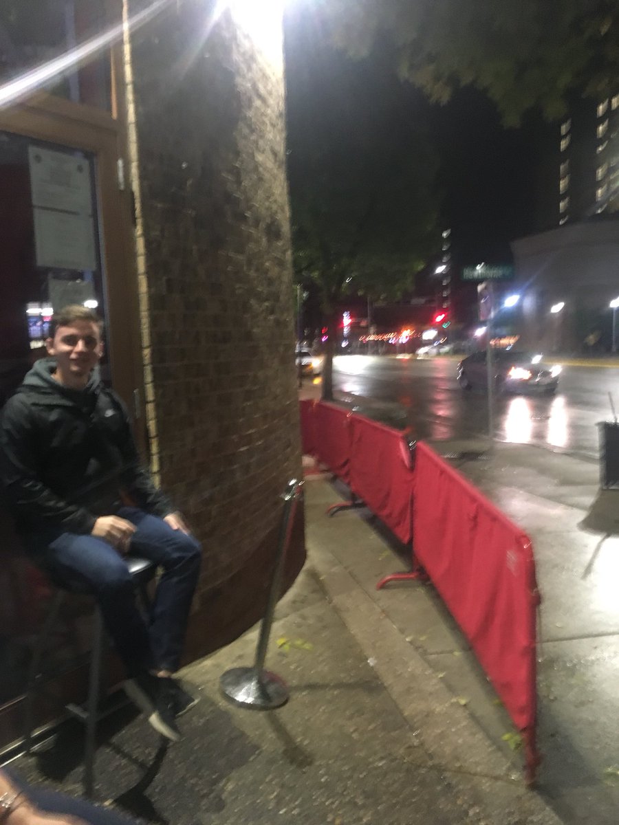 UBarback's tweet photo. Random guy: how the line right now
Pearl: *looking at line* pretty packed right now https://t.co/gAFFHldQFO