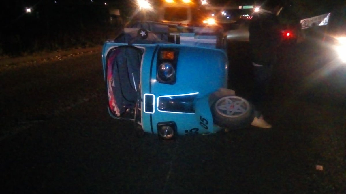 ocotlandmorelos's tweet photo. Volcadura sobre carretera a #Ocotlan, atendieron paramedicos de @escuadronoram y #Zaachila #Oaxaca https://t.co/ZIpFrWsfjp https://t.co/T8iy8FCGb7